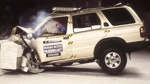 1997 Nissan Pathfinder moderate overlap IIHS crash test
