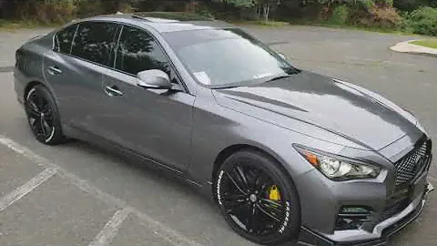 Косметика Infiniti Q50 гуляет по городу